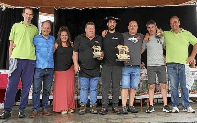 Los premiados en el concurso de sidra con los organizadores. Los premiados en el concurso de sidra con los organizadores.