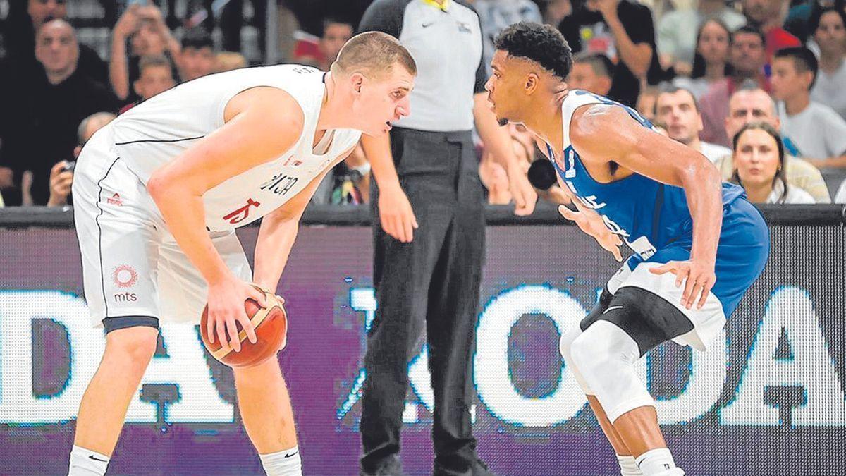 Jokic y Antetokounmpo, dos de las grandes estrellas del Eurobasket, se vieron las caras en los clasificatorios para el Mundial. | FOTO: FIBA