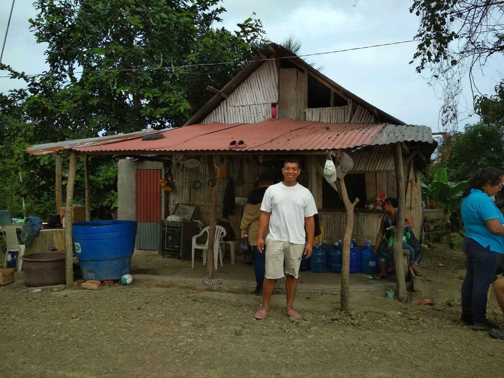 Gabriel Cheme delante de la casa familiar en La Bonilla (Cojimíes)