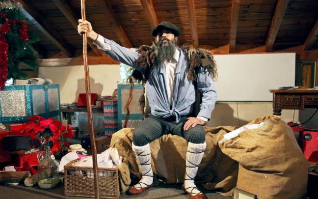 Olentzero y Mari Domingi trabajan a destajo estos días en Izenaduba Basoa en Mungia