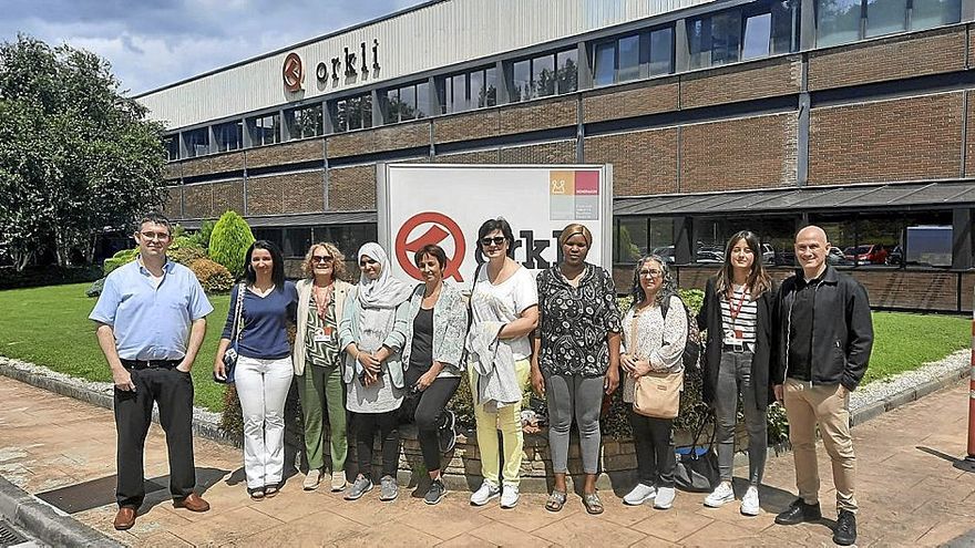 Varias de las mujeres participantes en el taller visitando las instalaciones de Orkli en Ordizia.