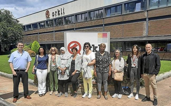 Varias de las mujeres participantes en el taller visitando las instalaciones de Orkli en Ordizia. Varias de las mujeres participantes en el taller visitando las instalaciones de Orkli en Ordizia.