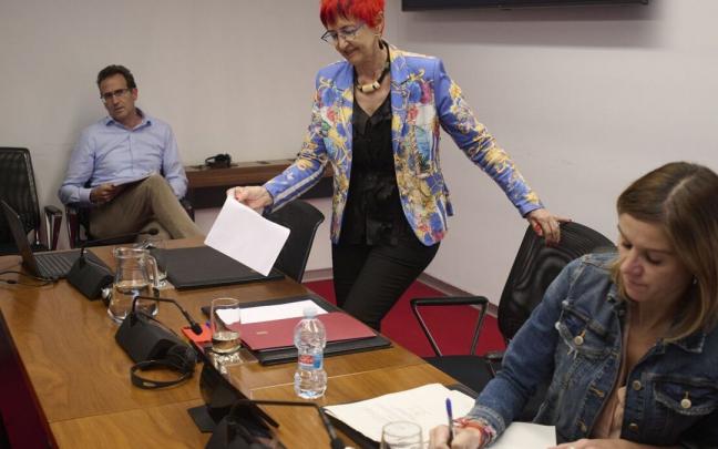 La consejera Santos Induráin toma asiento en la comisión parlamentaria de Salud.