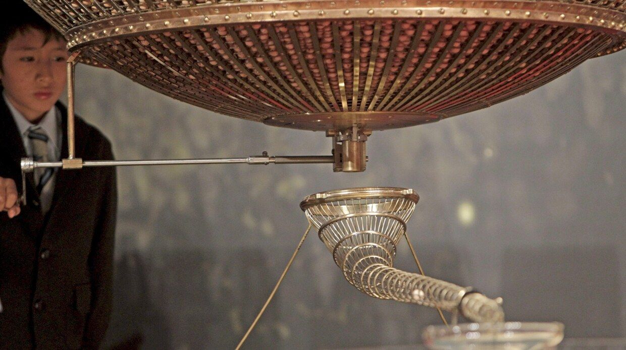 Un niño de San Ildefonso mira el bombo.