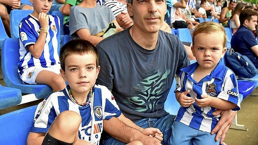 Igancio Igartua, junto a sus dos amigos neerlandeses.