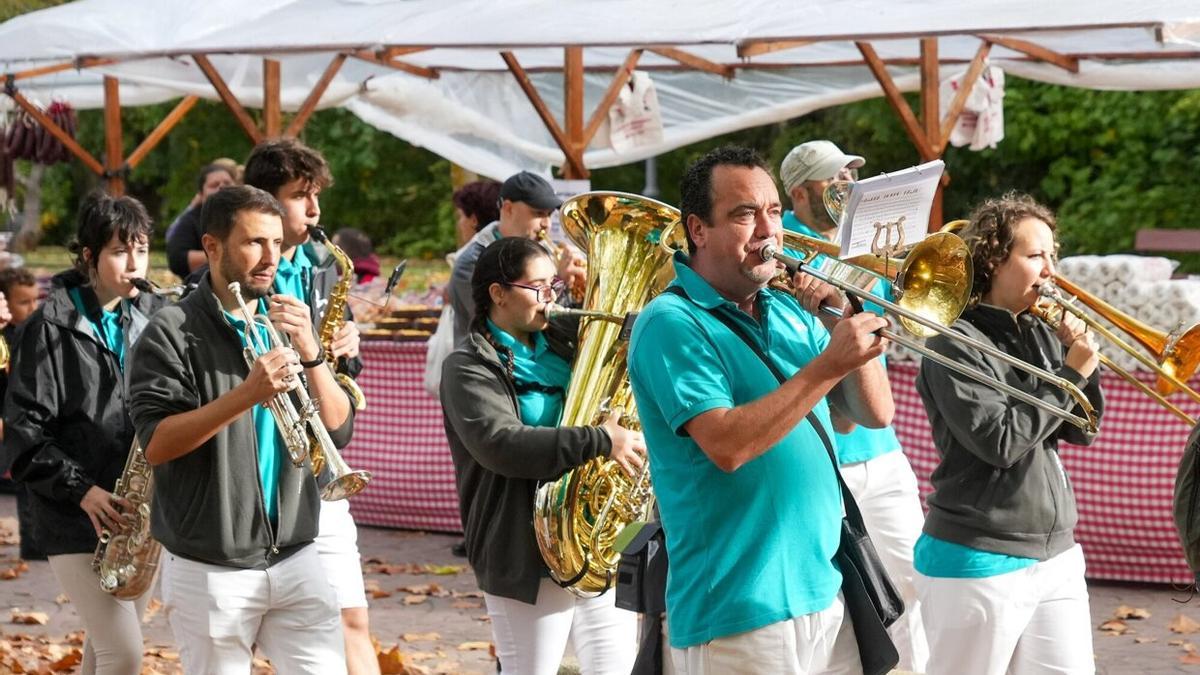 La txaranga Akelarre ha animado el Batán Eguna en una ventosa mañana