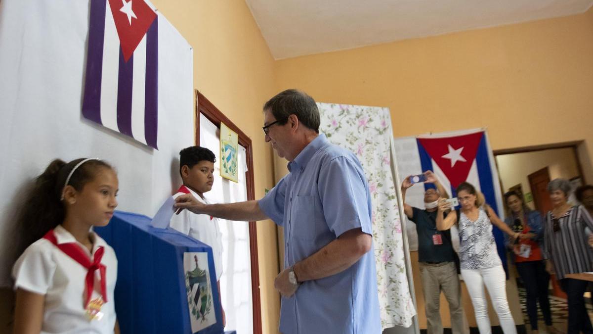 El canciller cubano, Bruno Rodríguez, deposita su voto en un colegio electoral.