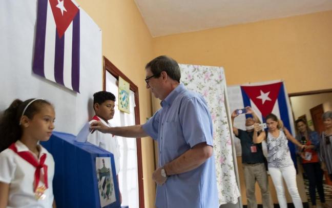 El canciller cubano, Bruno Rodr&iacute;guez, deposita su voto en un colegio electoral.