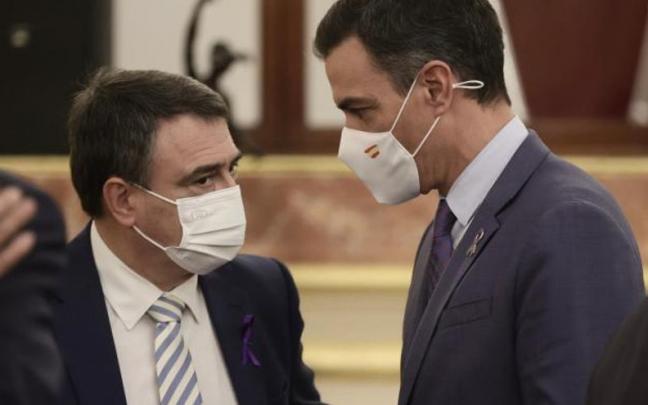 El portavoz del PNV en el Congreso de los Diputados, Aitor Esteban, con el presidente del Gobierno espa&ntilde;ol, Pedro S&aacute;nchez