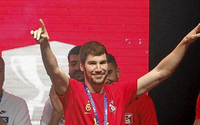 Darío Brizuela, con la medalla de oro al cuello, celebra la consecución del título