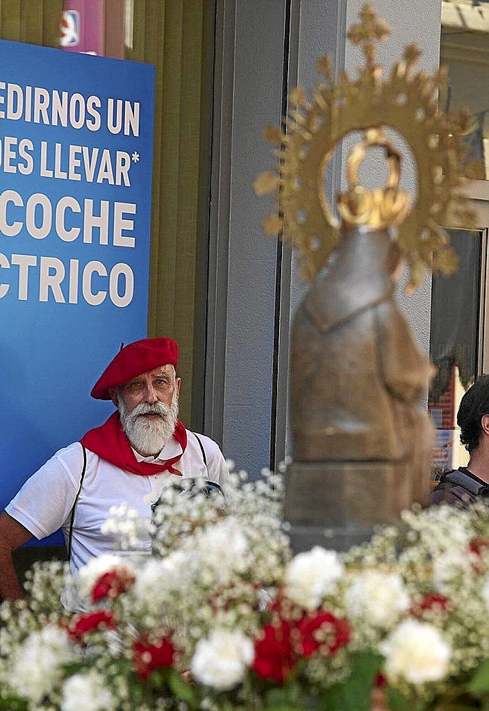 La procesión dio lugar a momentos de intimidad como este.