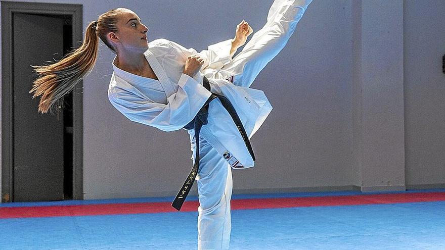 Mireia Vizuete, en plena acción durante un entrenamiento en el Fitness Gasteiz.