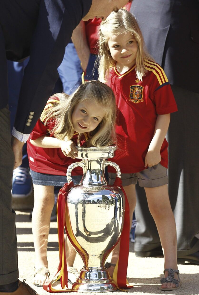 Sofía y Leonor, con la copa de la Eurocopa 2012.