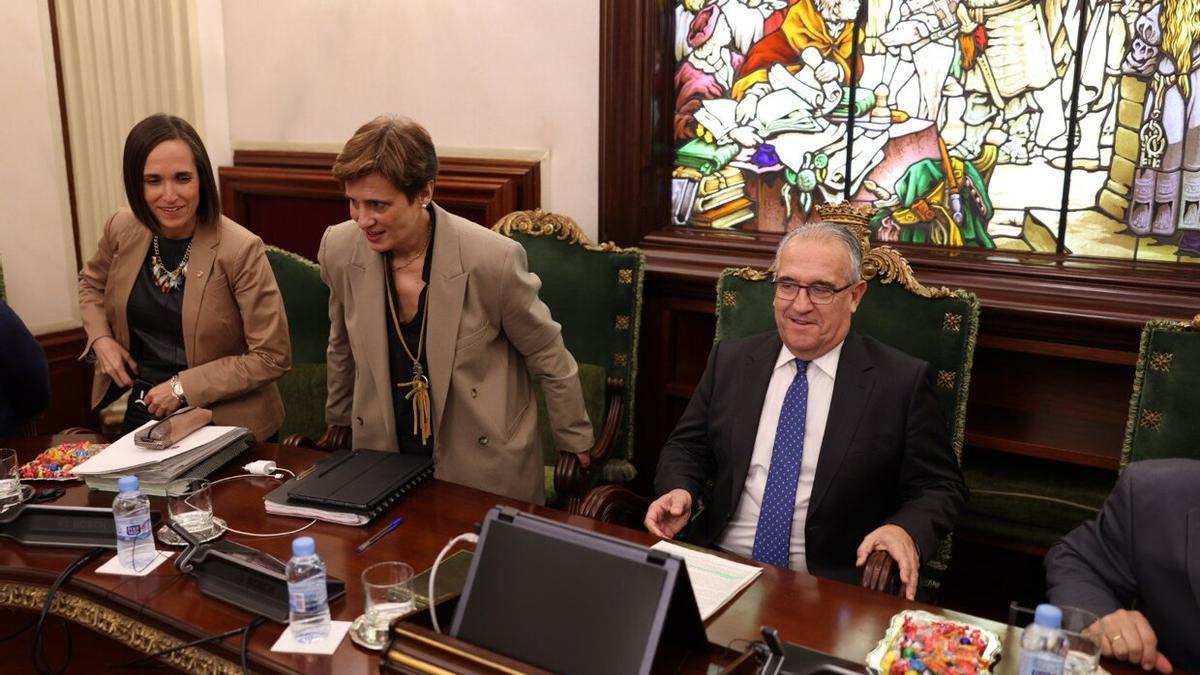 El alcalde, junto a las ediles María Echávarri y Ana Elizalde, al inicio de la sesión plenaria de este jueves.