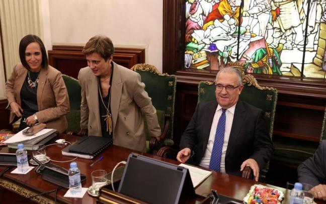 El alcalde, junto a las ediles María Echávarri y Ana Elizalde, al inicio de la sesión plenaria de este jueves.