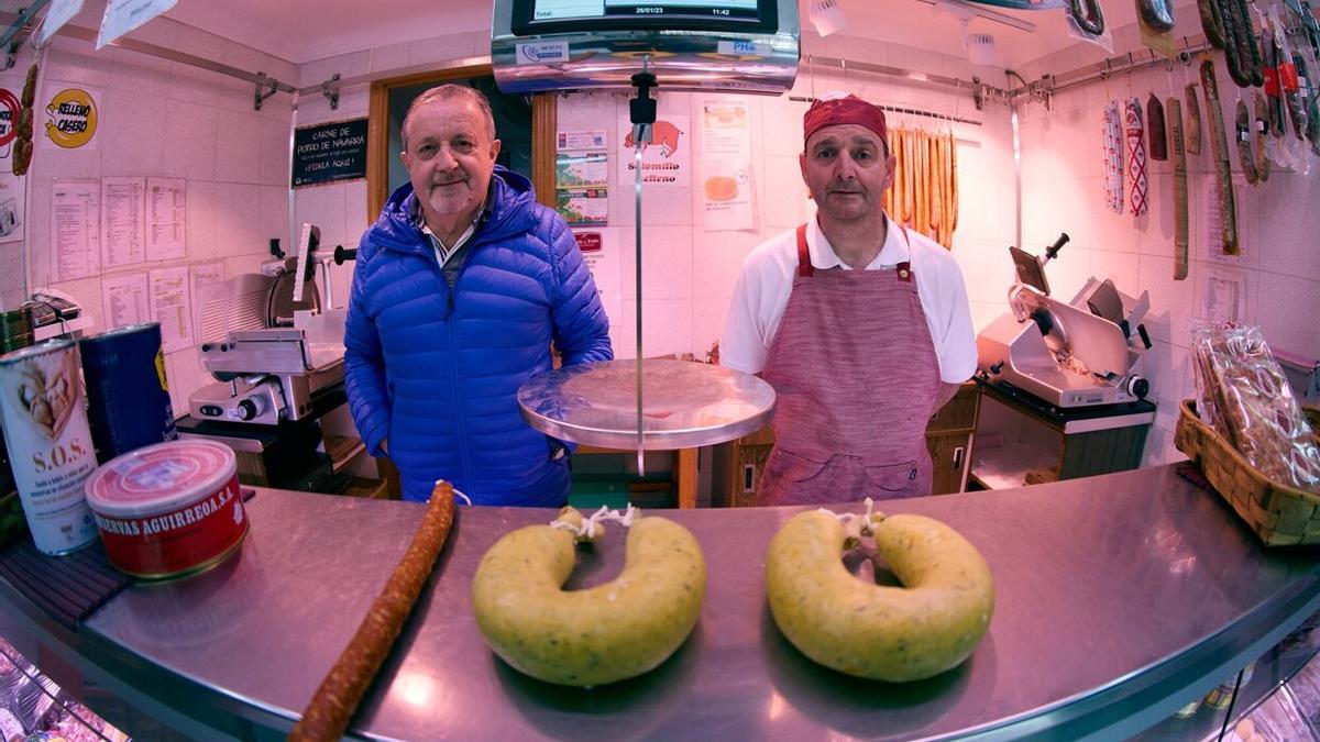 Juan José y Félix y los 100 años de la carnicería escenificados sobre el mostrador con chistorra y relleno.