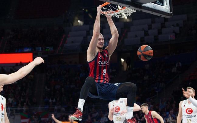 Sedekerskis machaca el aro contra el Casademont Zaragoza