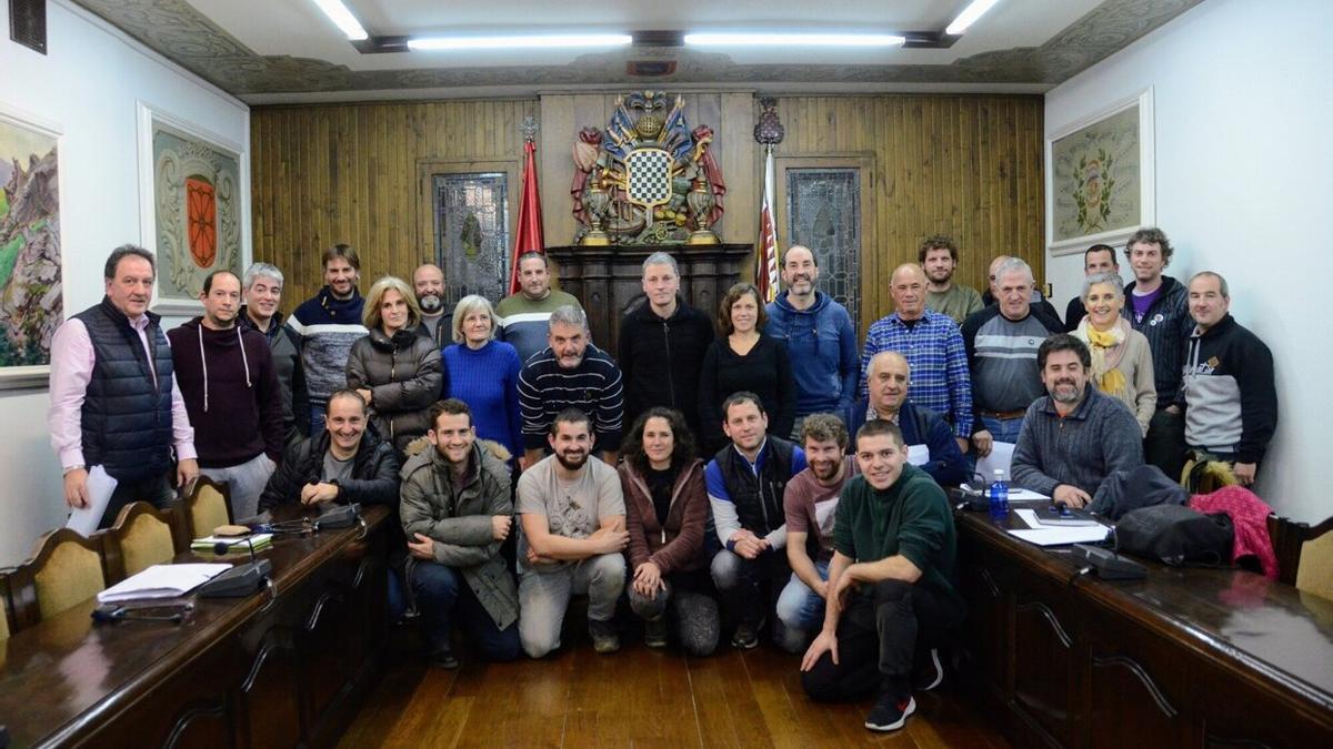 Foto de familia de los miembros de la Junta General que participaron en la sesión de este lunes.