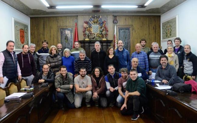 Foto de familia de los miembros de la Junta General que participaron en la sesión de este lunes. Foto de familia de los miembros de la Junta General que participaron en la sesión de este lunes.