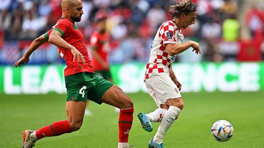 Amrabat persigue a Modric.