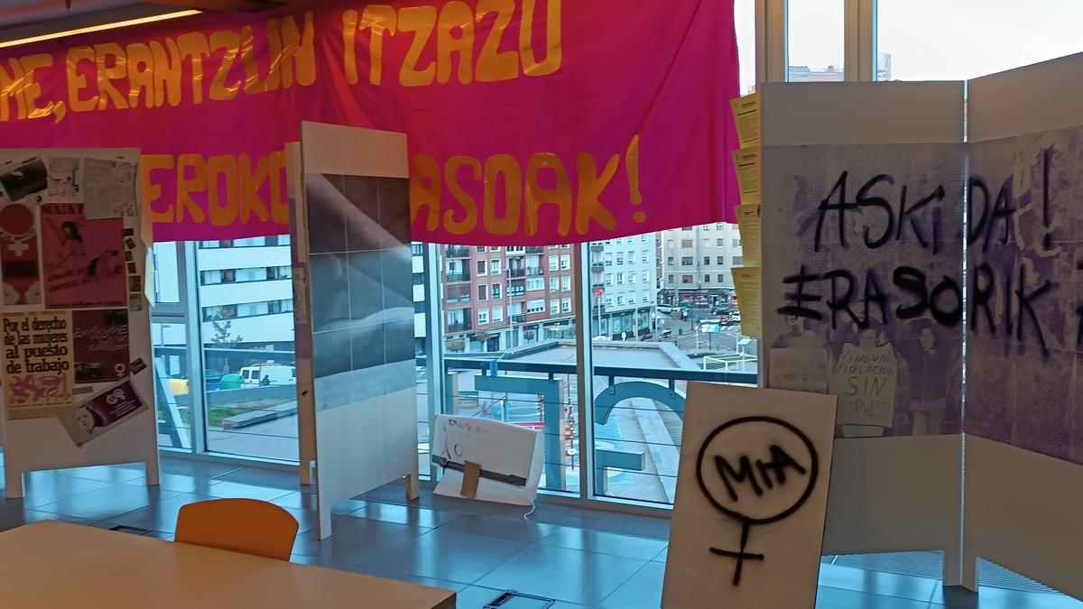 ‘Zutik, Zutik, Zutik’ narra la historia del feminismo en Bizkaia entre 1968 y 1994 a través de pancartas, pasquines, fotos y publicaciones.