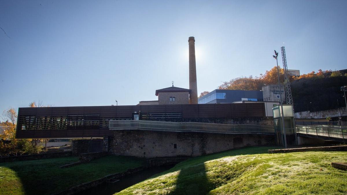 La chimenea del Molino de Caparroso, junto al Club Natación, donde se escondió el militante anarquista Isidro Sarasate para salvar la vida.