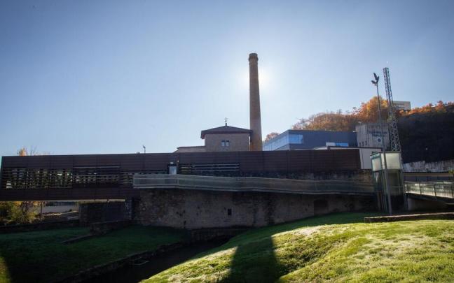 La chimenea del Molino de Caparroso, junto al Club Natación, donde se escondió el militante anarquista Isidro Sarasate para salvar la vida. La chimenea del Molino de Caparroso, junto al Club Natación, donde se escondió el militante anarquista Isidro Sarasate para salvar la vida.