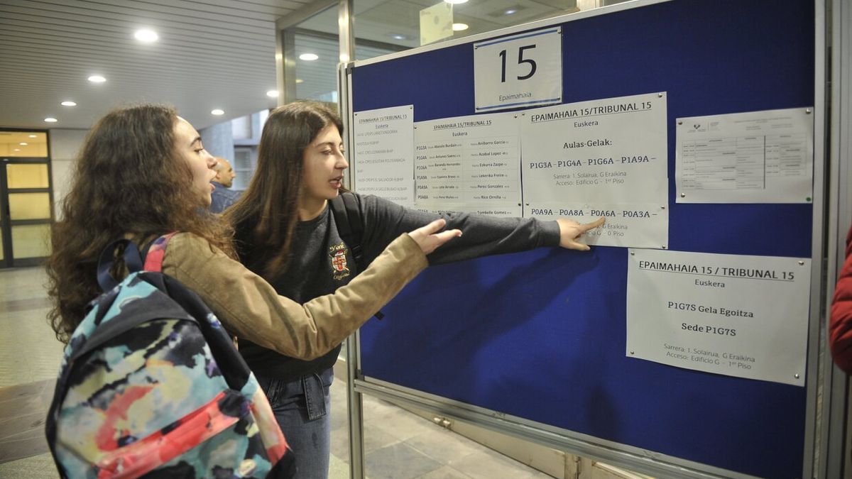 Dos alumnas antes del examen de selectividad del pasado mes de junio