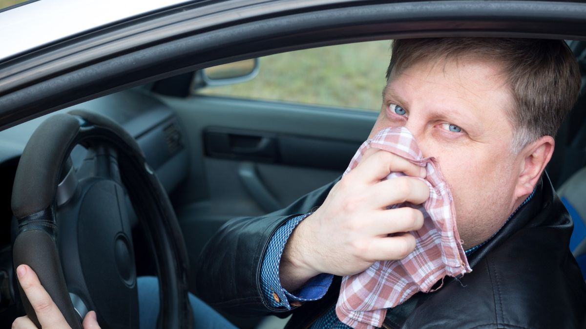 Un conductor con mal olor en su coche.