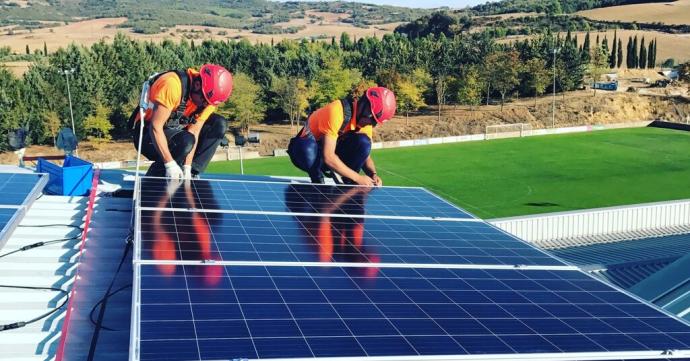 Operaciones instalan paneles solares en el polideportivo de Villatuerta