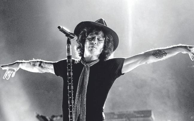 Enrique Bunbury tomó su apellido artístico del personaje de una obra de Oscar Wilde, 'La importancia de llamarse Ernesto'. Enrique Bunbury tomó su apellido artístico del personaje de una obra de Oscar Wilde, 'La importancia de llamarse Ernesto'.