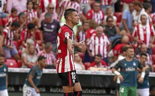 Gorka Guruzeta se lamenta en un instante del partido entre el Athletic y el Espanyol . Gorka Guruzeta se lamenta en un instante del partido entre el Athletic y el Espanyol .