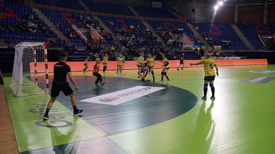 Un ataque del Gurpea Beti Onak Azparren Gestión durante el partido de ayer en Logroño. | FOTO: GRAFOMETAL LA RIOJA