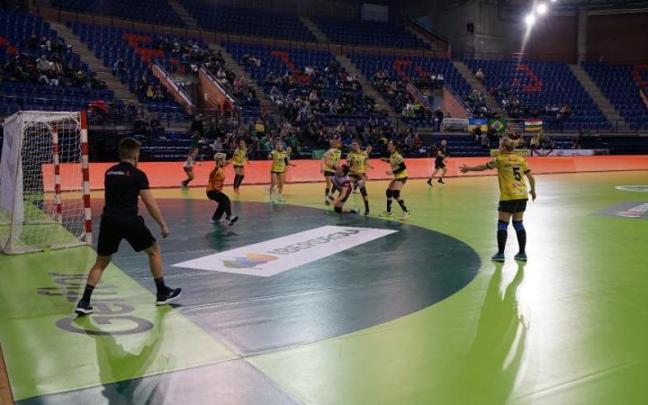 Un ataque del Gurpea Beti Onak Azparren Gesti&oacute;n durante el partido de ayer en Logro&ntilde;o. | FOTO: GRAFOMETAL LA RIOJA