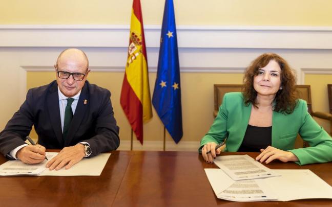 El consejero de Educación, Carlos Gimeno, y la secretaria general de Objetivos y Políticas de Inclusión y Previsión Social, María Milagros Paniagua, en la firma del convenio. El consejero de Educación, Carlos Gimeno, y la secretaria general de Objetivos y Políticas de Inclusión y Previsión Social, María Milagros Paniagua, en la firma del convenio.