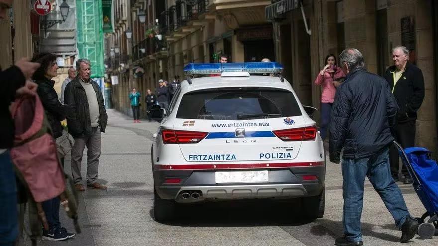 Una patrulla de la Ertzaintza, por las calles de la Parte Vieja de Donostia.