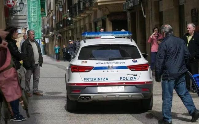 Una patrulla de la Ertzaintza, por las calles de la Parte Vieja de Donostia.