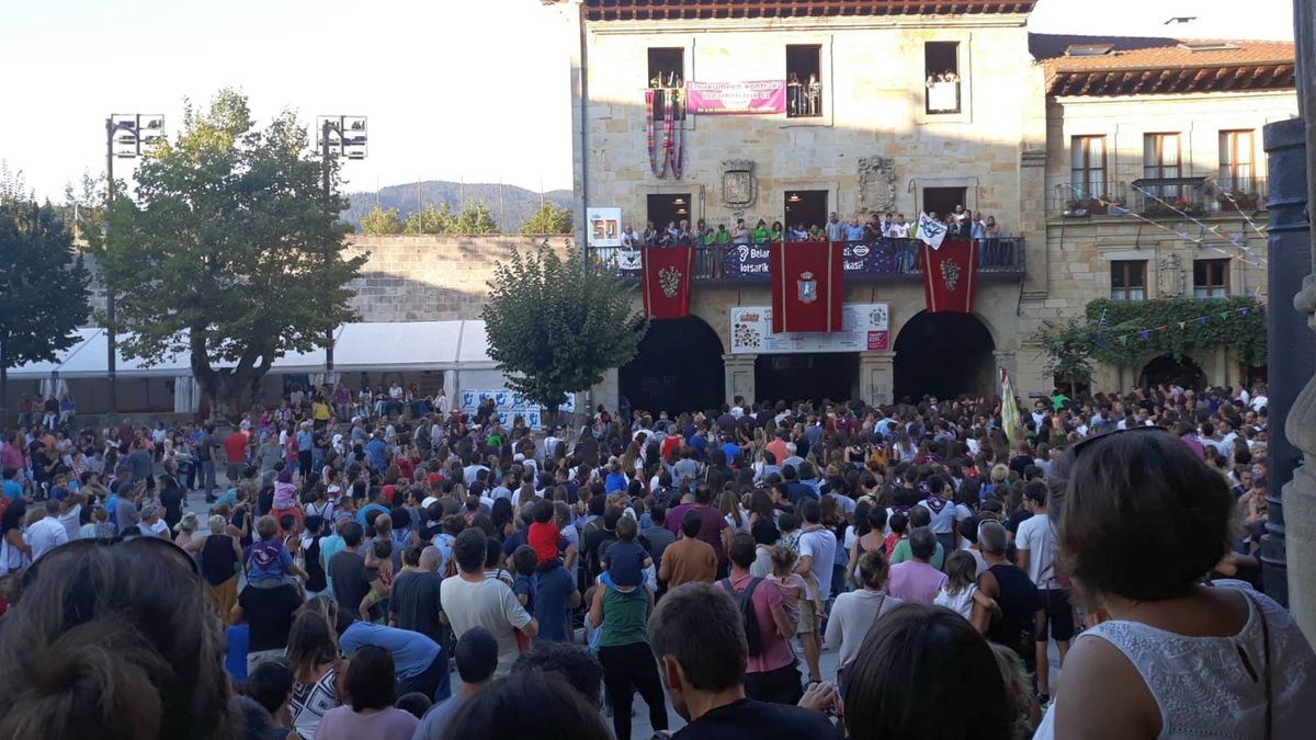 La Herriko Plaza volverá a acoger a centenares de vecinos el día del txupinazo.