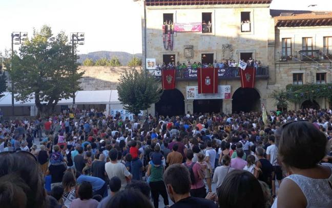 La Herriko Plaza volverá a acoger a centenares de vecinos el día del txupinazo. La Herriko Plaza volverá a acoger a centenares de vecinos el día del txupinazo.