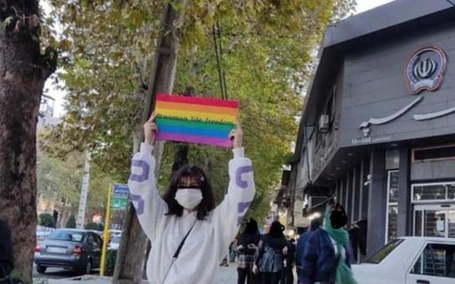 Una mujer protesta en las calles de la ciudad iran&iacute; de Amol.