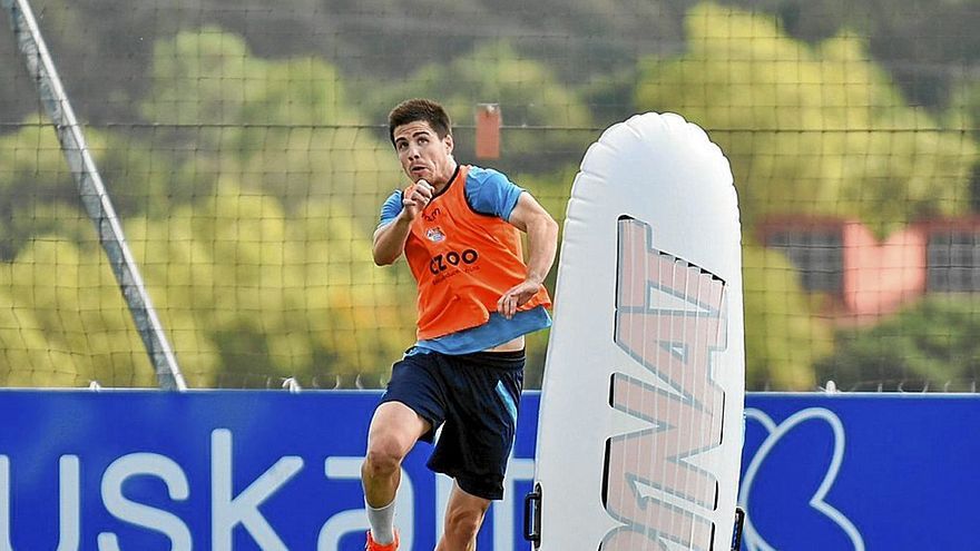 Zubeldia cabecea un balón, en un entrenamiento del primer equipo txuri-urdin en Zubieta.