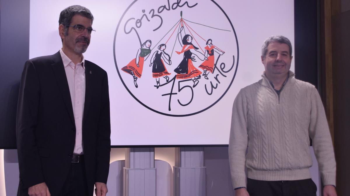 El alcalde, Eneko Goia, y el presidente de Goizaldi, Igor Sáez Eizagirre, en la presentación del 75 aniversario de Goizaldi.