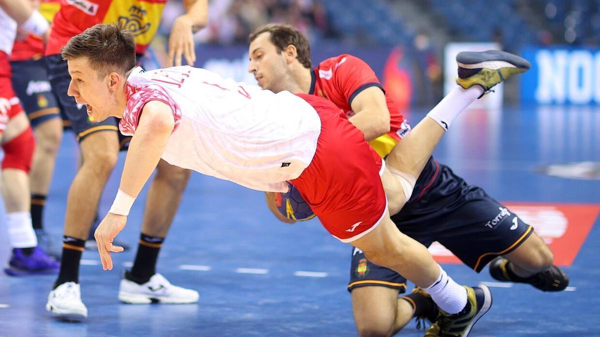 Michal Olejniczak y Kauldi Odriozola, durante el partido entre Polonia y España.