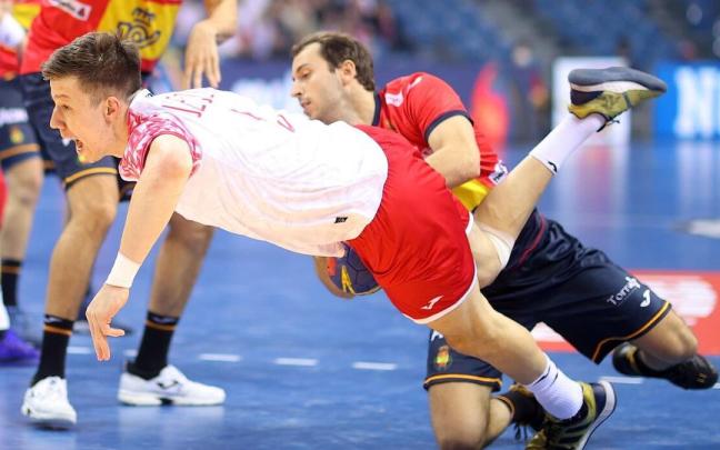 Michal Olejniczak y Kauldi Odriozola, durante el partido entre Polonia y España. Michal Olejniczak y Kauldi Odriozola, durante el partido entre Polonia y España.