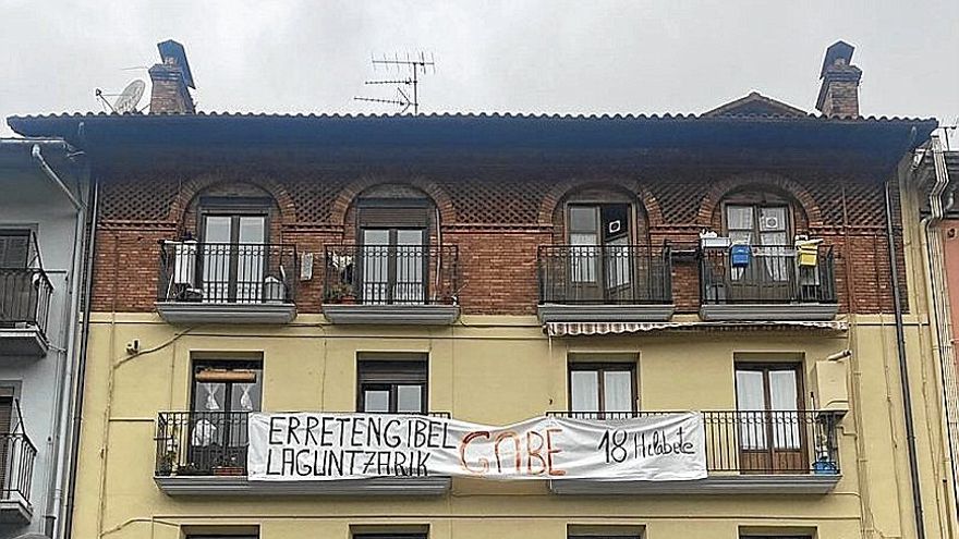 Carteles que han colgado en los balcones de Rondilla 29.