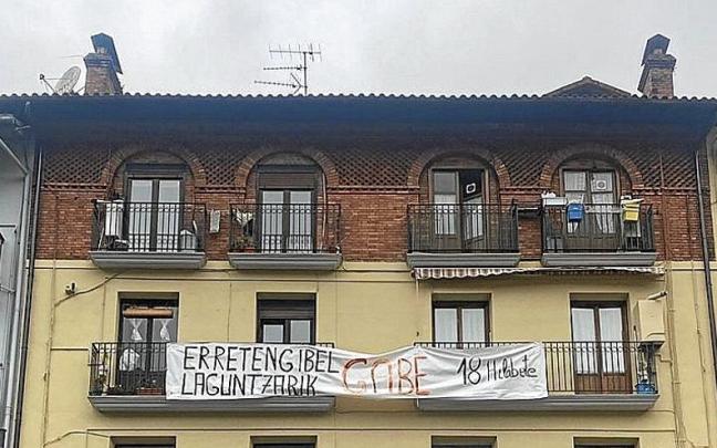 Carteles que han colgado en los balcones de Rondilla 29.