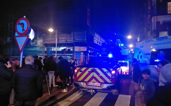 Los vecinos en el exterior del edificio. Los vecinos en el exterior del edificio.