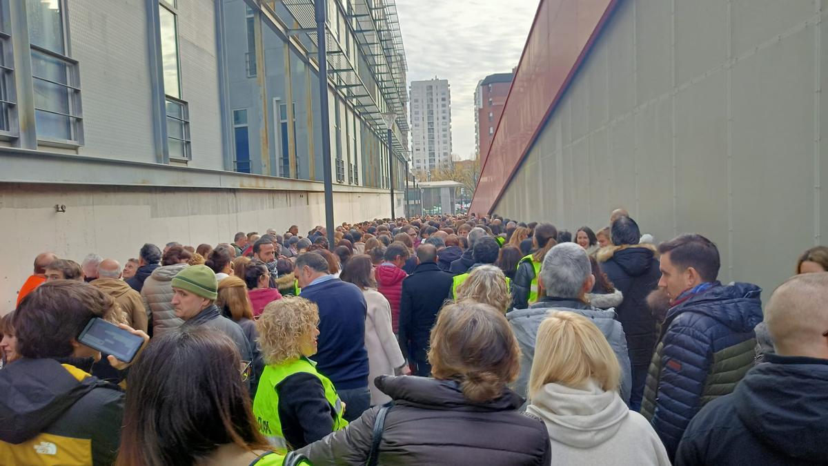 Trabajadores del edificio de la calle Capuchinos de Bilbao se dirigen durante el simulacro a sus puntos de encuentro en las inmediaciones de Bilbao Intermodal