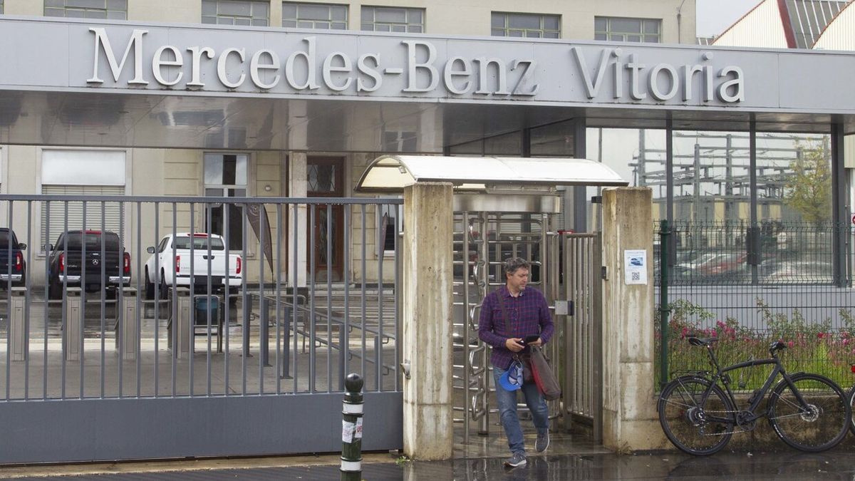 Un trabajador sale de la fábrica de Mercedes-Benz en Vitoria, en una imagen de archivo