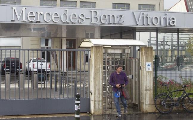 Un trabajador sale de la fábrica de Mercedes-Benz en Vitoria, en una imagen de archivo Un trabajador sale de la fábrica de Mercedes-Benz en Vitoria, en una imagen de archivo